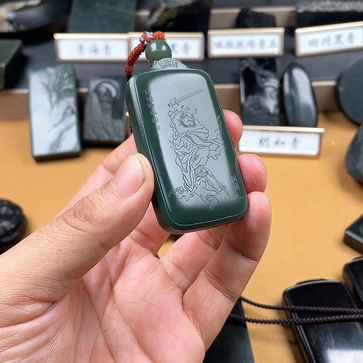 玛***卡和田玉未镶嵌颈饰