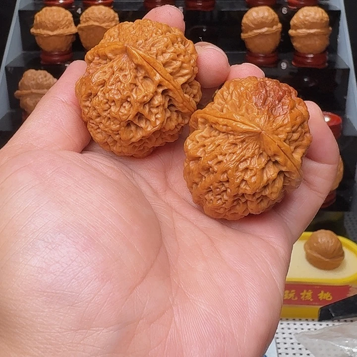 文玩核桃吊坠七星绣球。     15