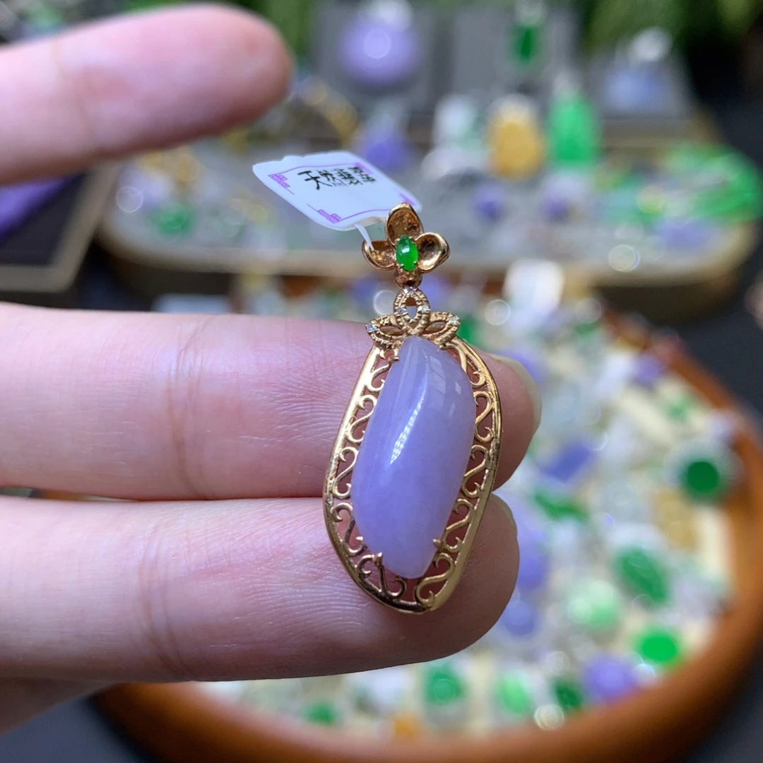 颈饰18K金镶嵌翡翠