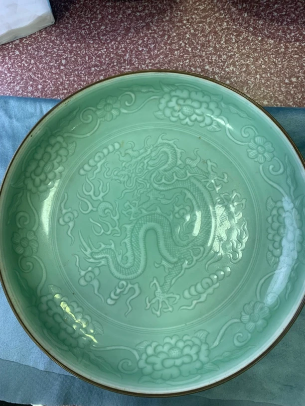 粉青釉龙纹盘，尺寸直径25cm
