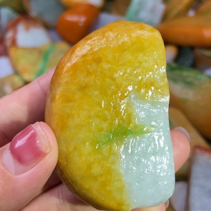 翡翠未镶嵌颈饰缅甸