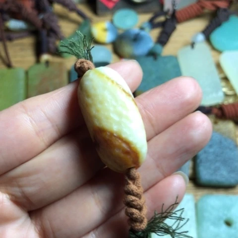 蛇纹石玉颈饰合金