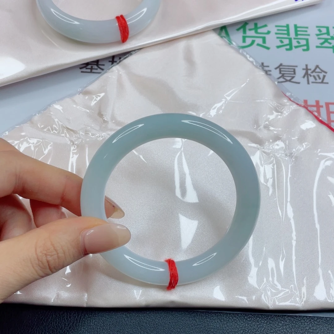 困***的翡翠未镶嵌手镯冰蓝