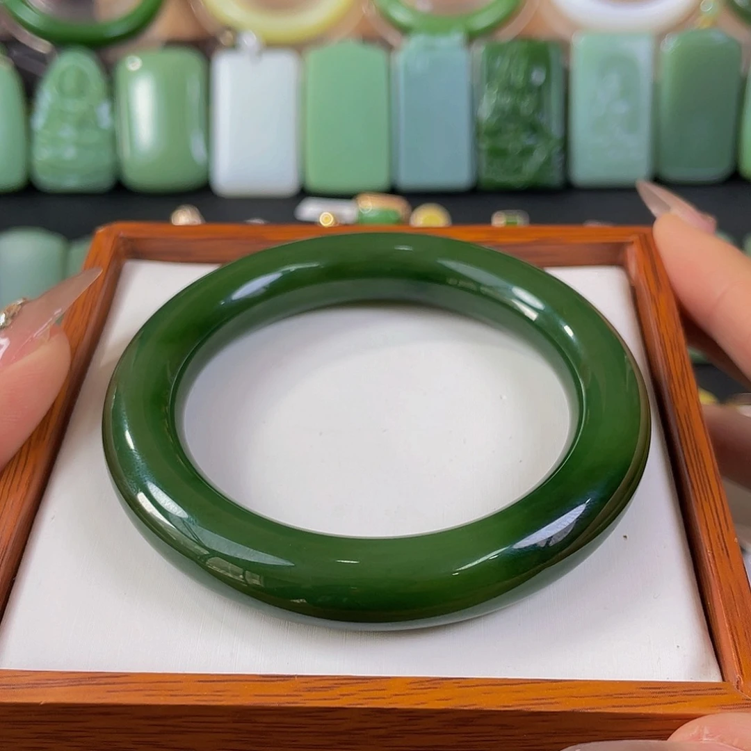 未镶嵌手镯和田玉·辣菠菜手镯