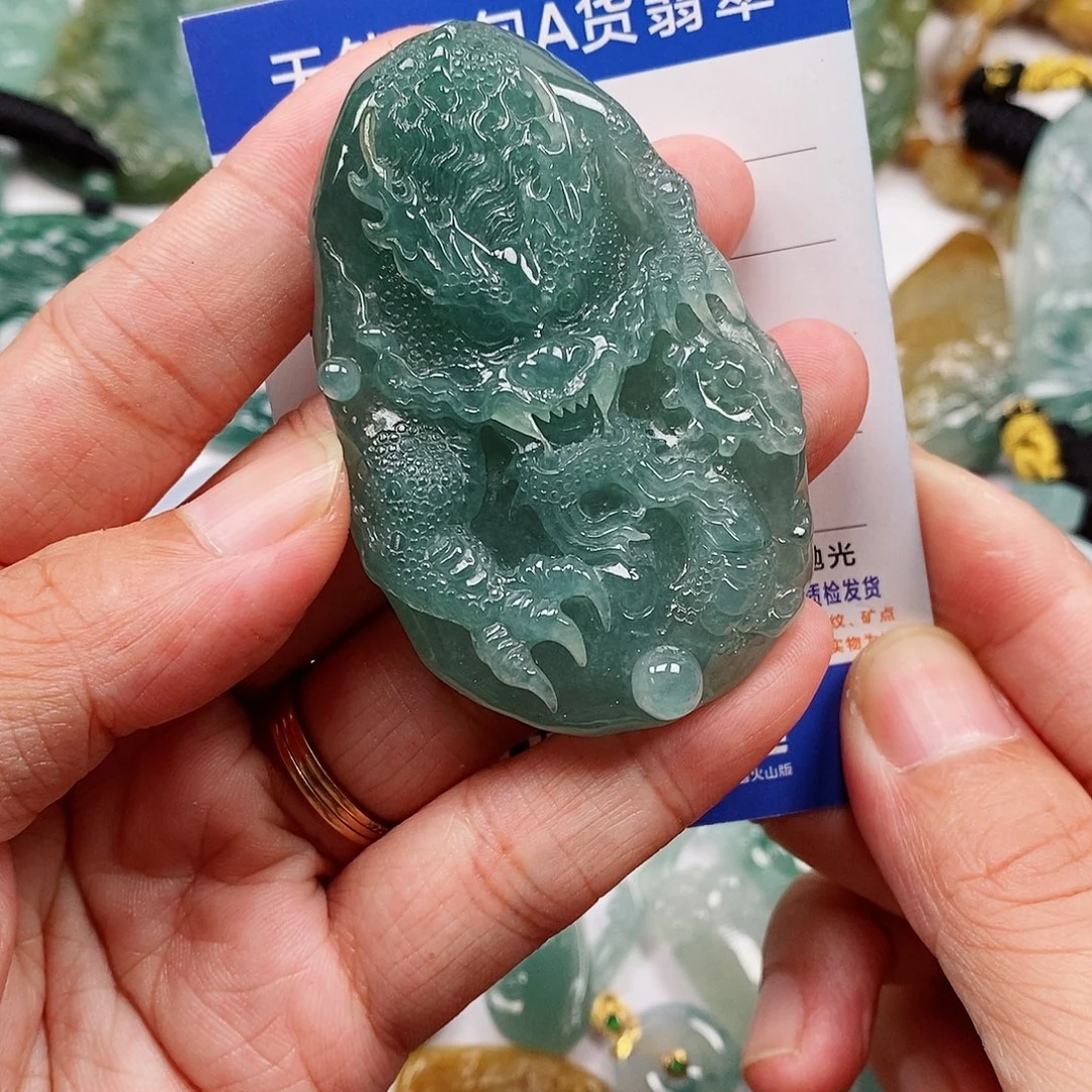 翡翠未镶嵌颈饰龙