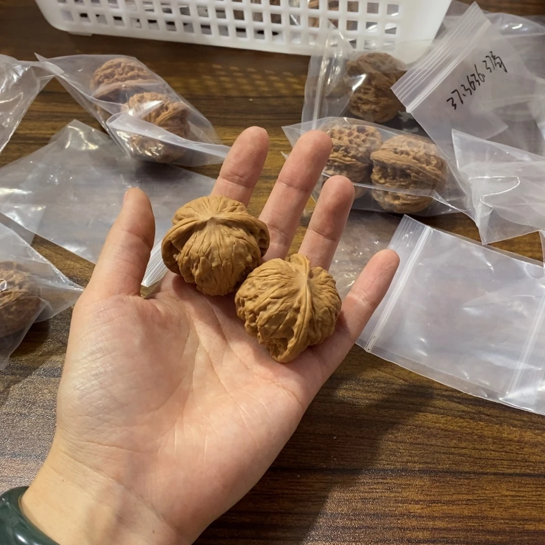 文玩核桃吊坠白*野狼50