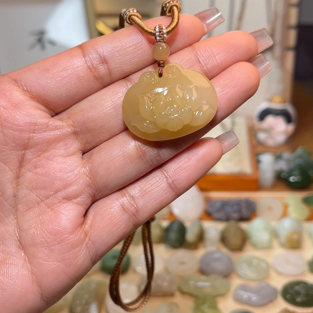 和田玉颈饰未镶嵌子**。