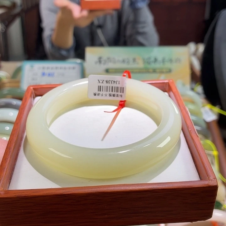 未镶嵌手镯和田玉39。 63