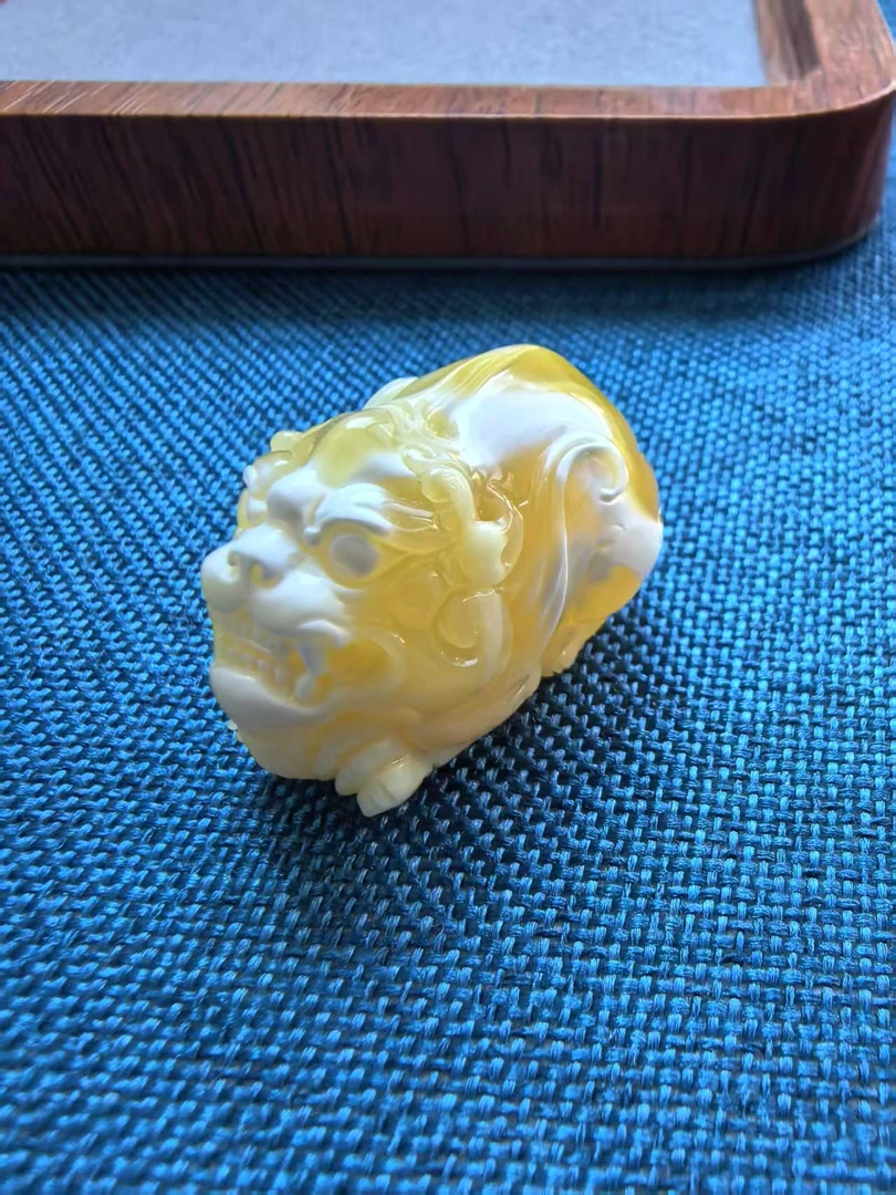 天然蜜蜡金瓷白溶洞精工雕刻貔貅雕刻件