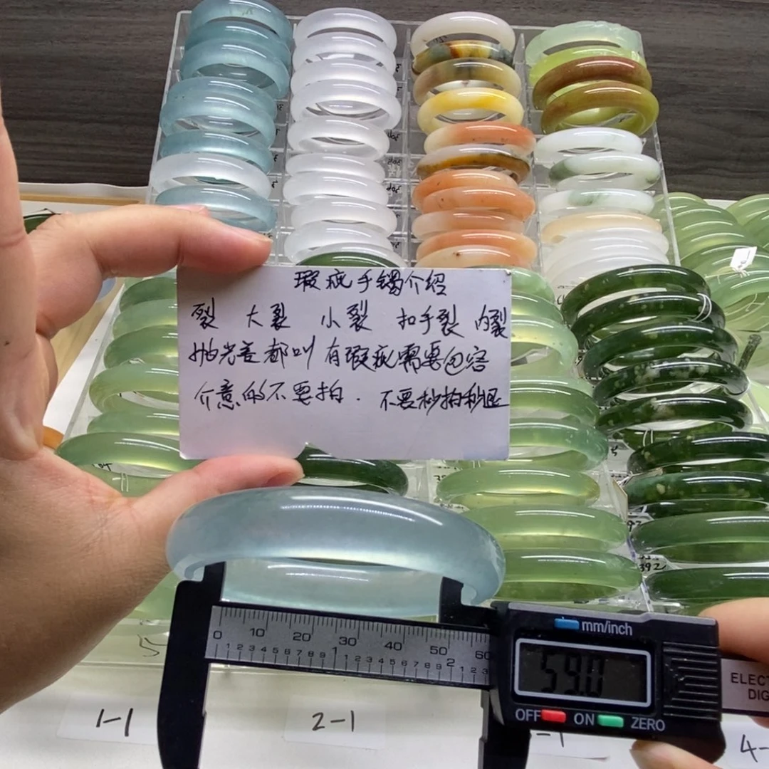 石英岩玉未镶嵌手镯 有瑕有裂不退换
