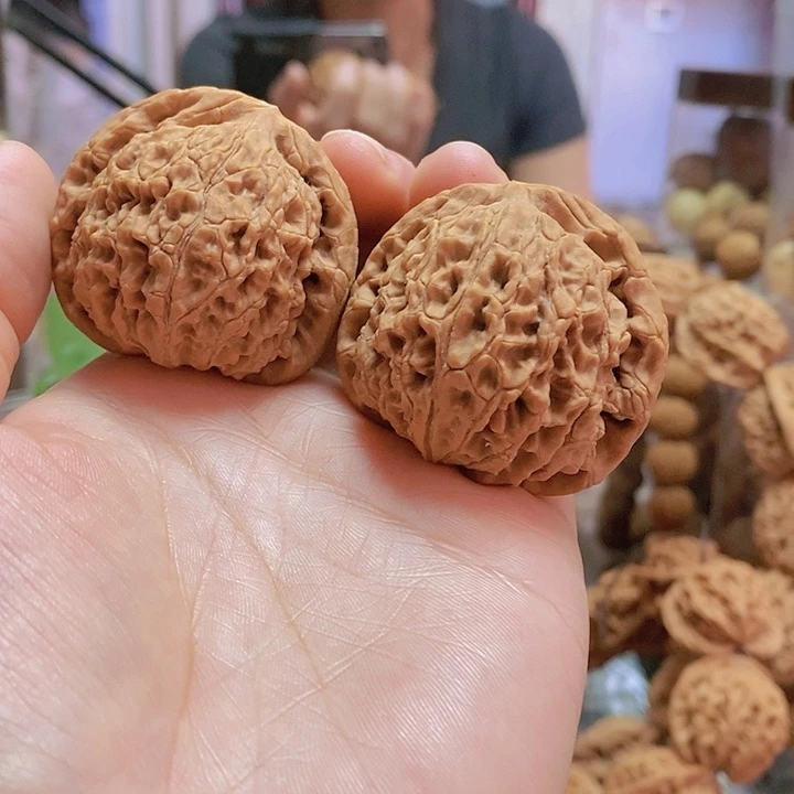 【闪购商品】文玩核桃把件42.5水龙纹