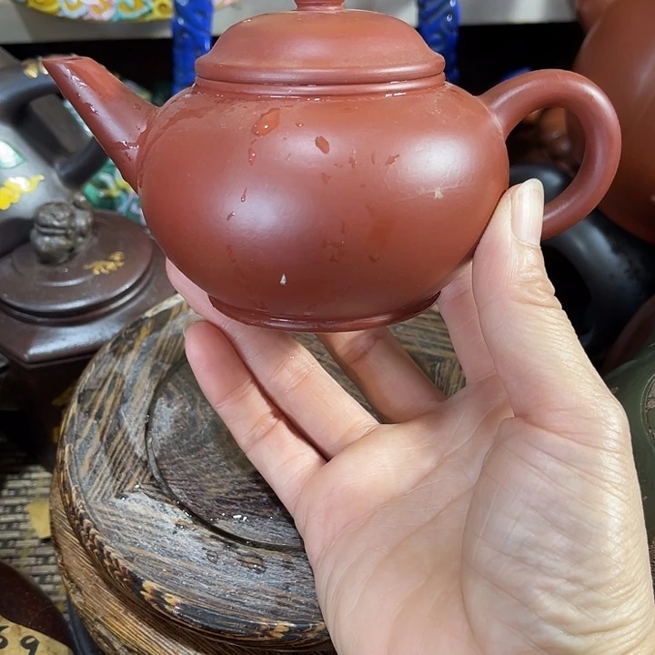 张***子茶壶紫泥原矿泥料手工制作的一把紫砂壶。