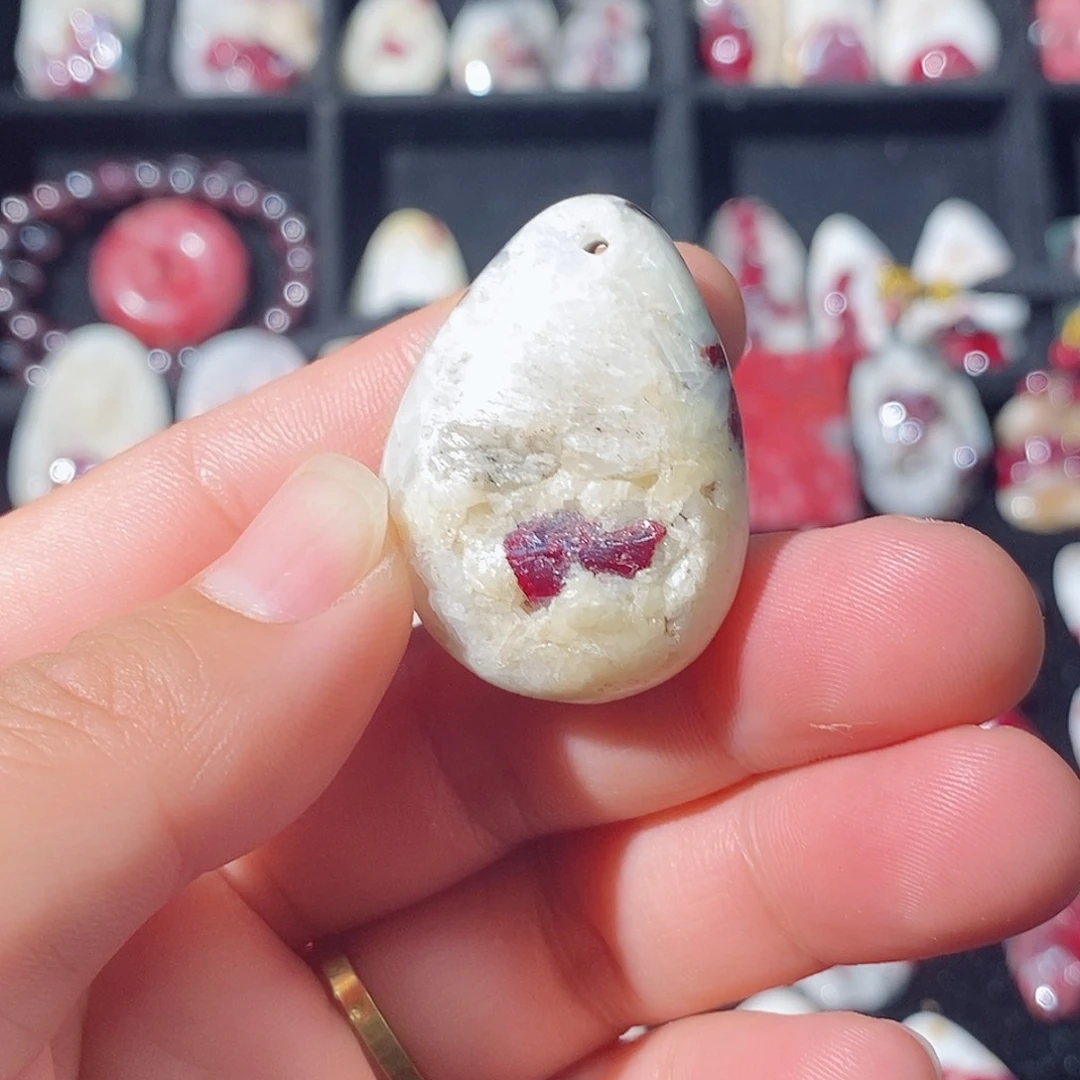 天然辰砂原石晶体吊坠