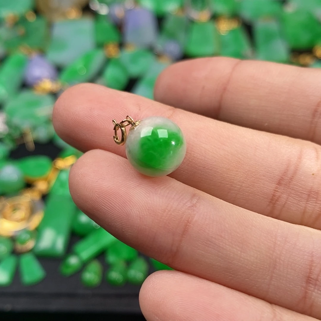 嫩***草翡翠18K金镶嵌颈饰翡翠