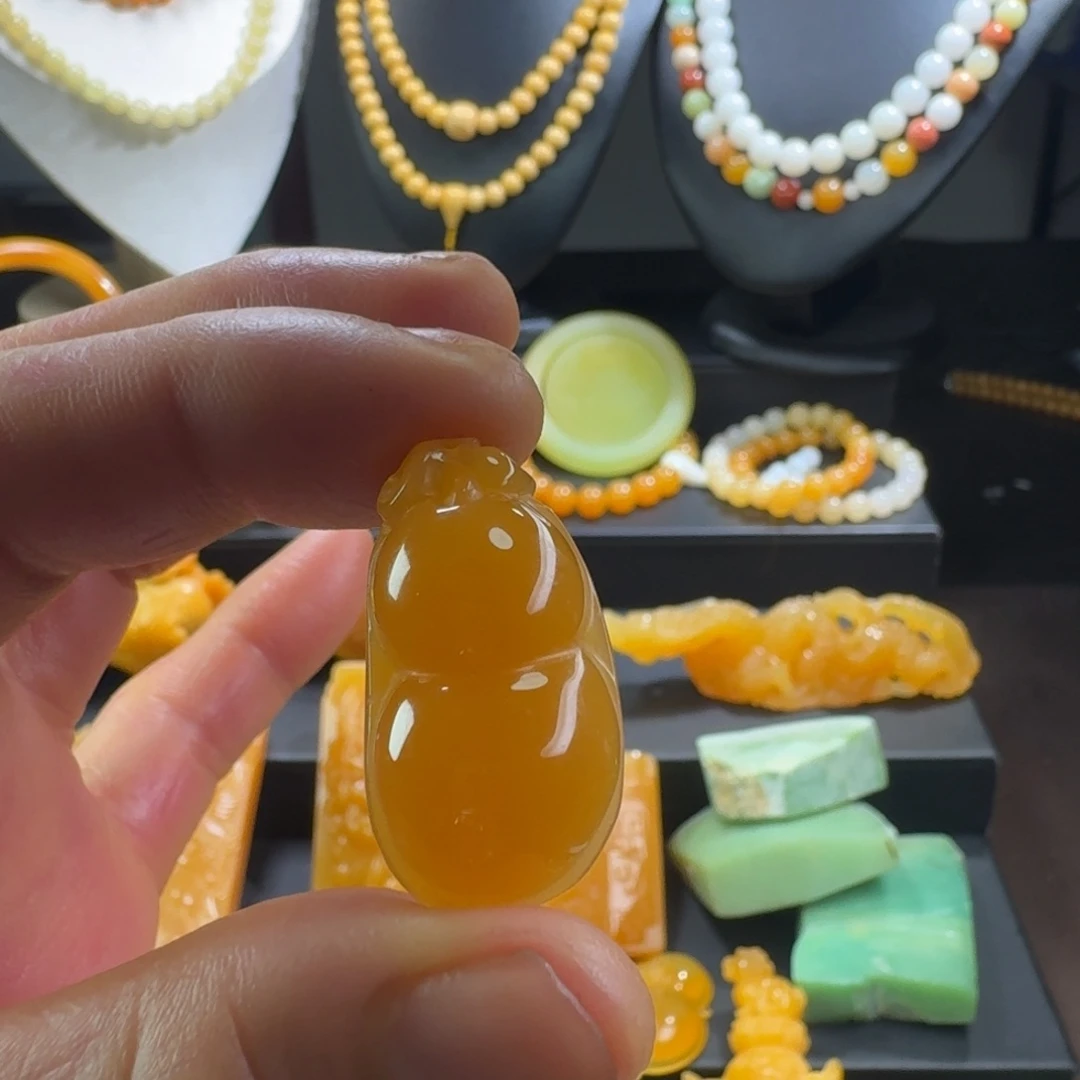 石英质玉（缅黄）挂件未镶嵌