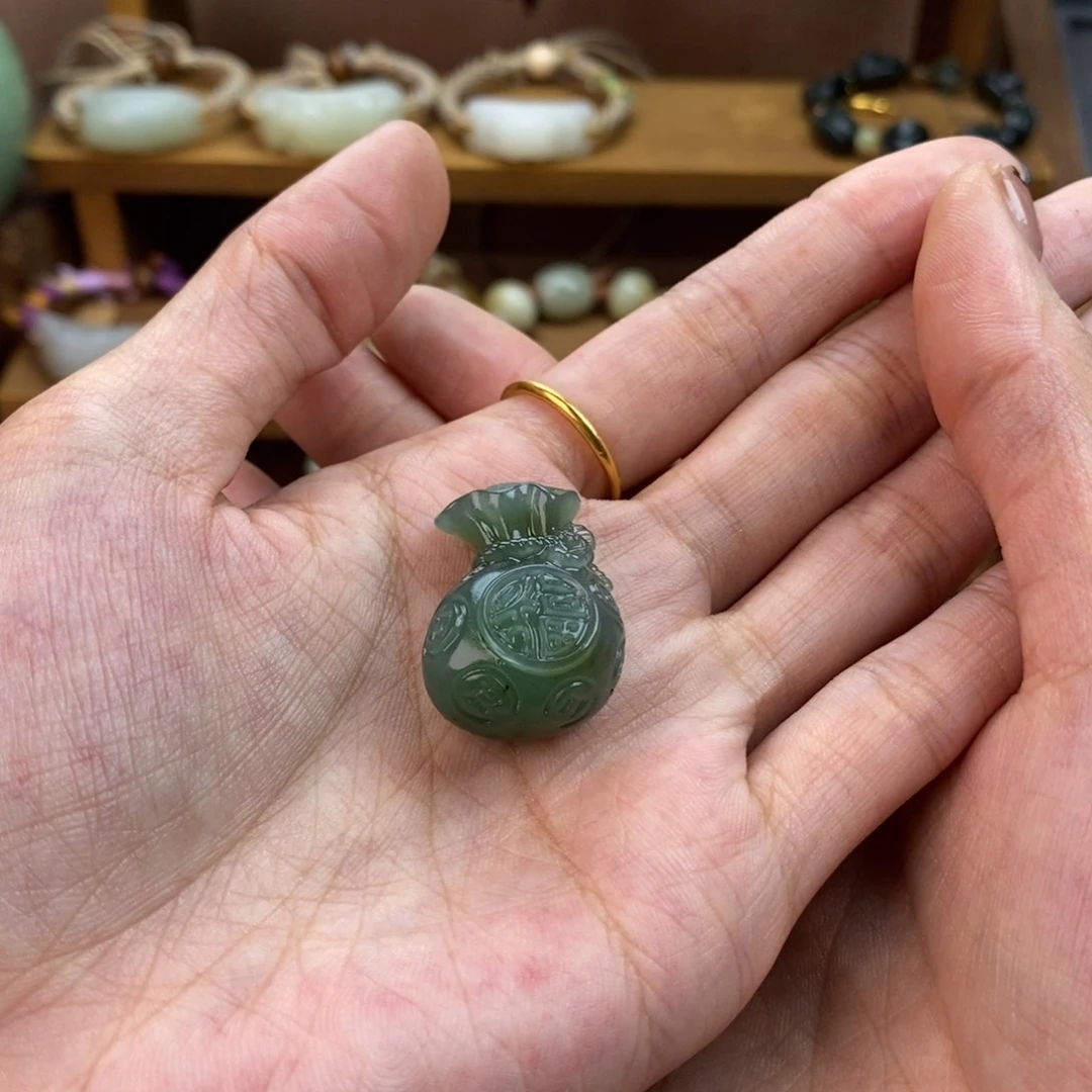宝****和田玉未镶嵌颈饰