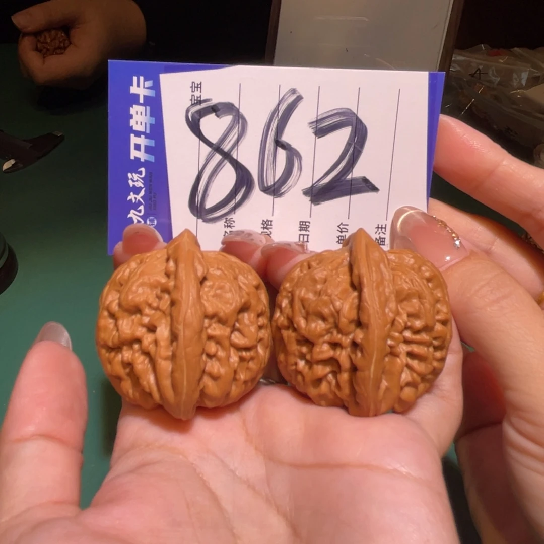 文玩核桃把件40红锦鲤