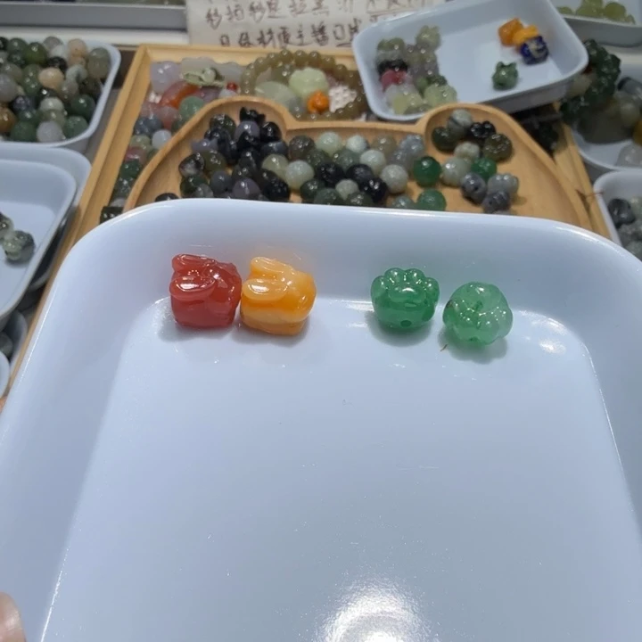 L***y和田玉未镶嵌珠宝半成品