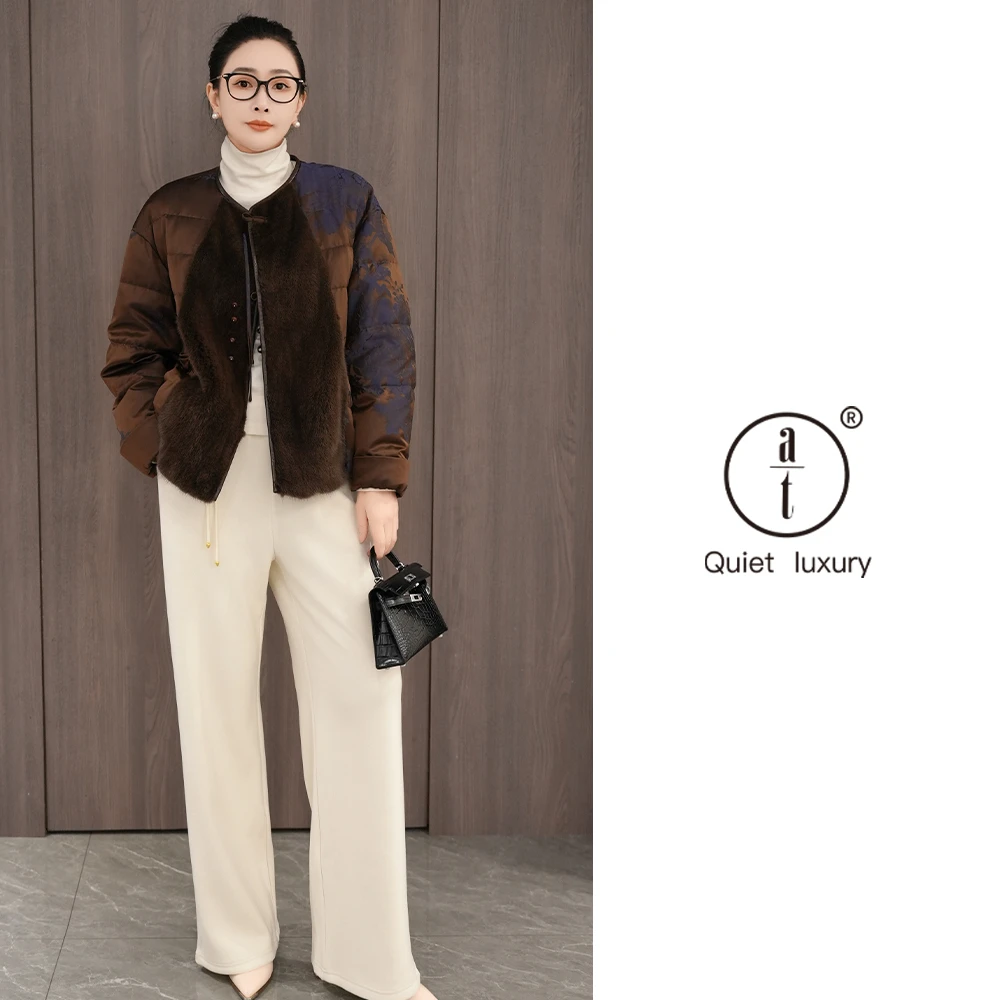 AT-90%白鹅绒+水貂-桑蚕丝刺绣鹅绒服-衣长60-ZDK256431