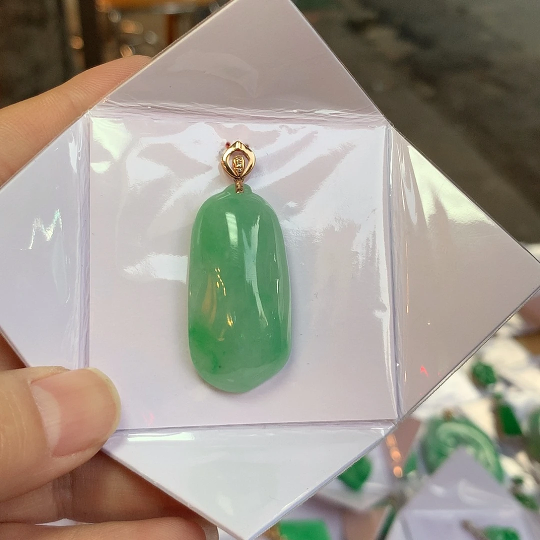 翡翠18K金镶嵌颈饰福瓜