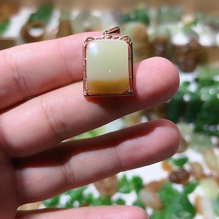 颈饰未镶嵌和田玉（糖玉）