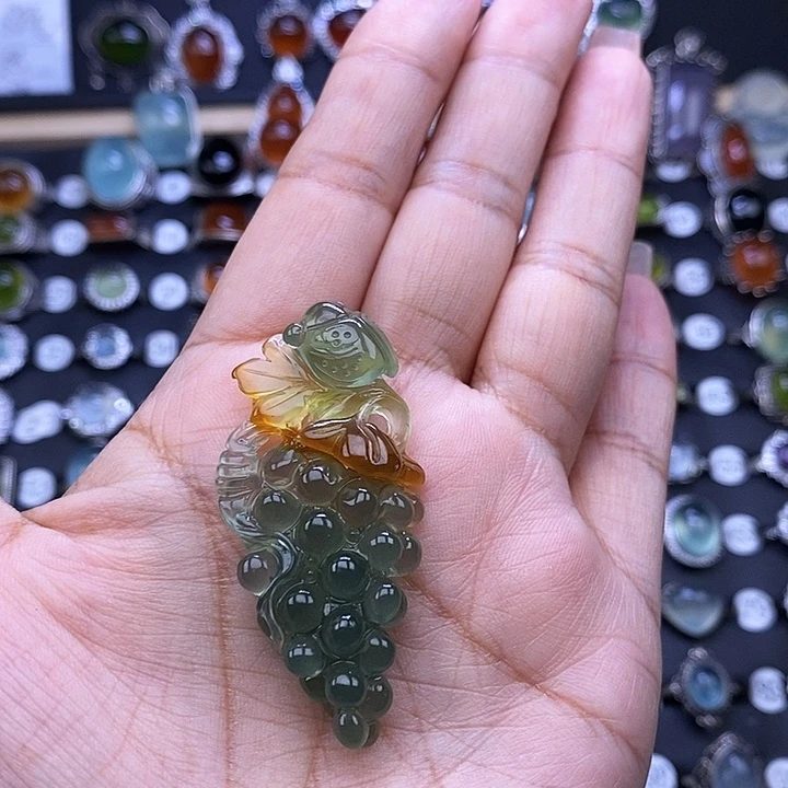 岫玉未镶嵌颈饰苏***?