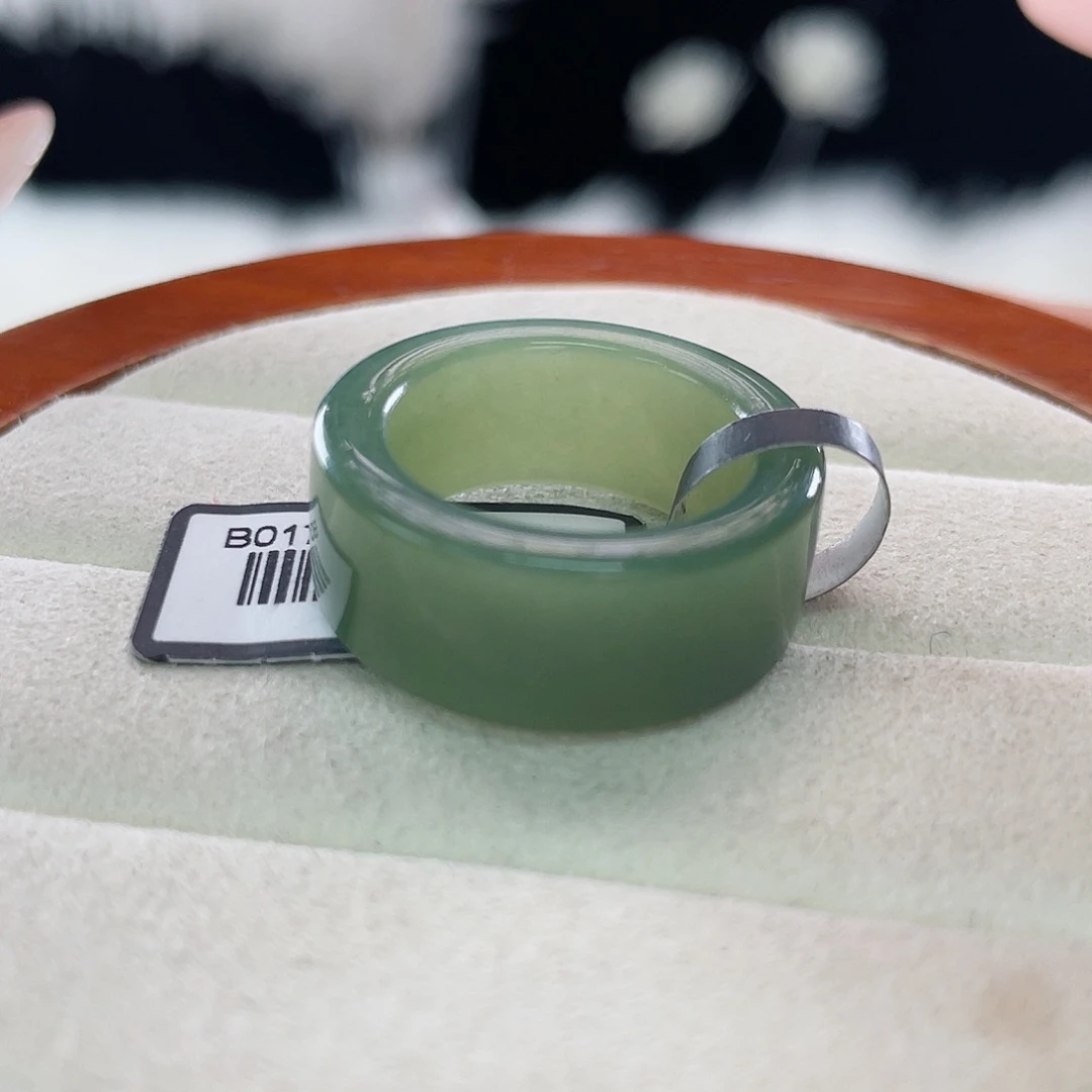 和田玉未镶嵌戒指l83。苹果绿圆切。17.3。不退换