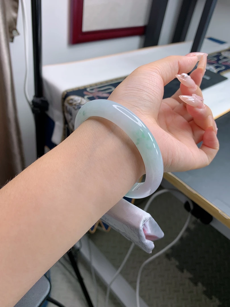 天然翡翠手镯正圈糯冰飘花手镯高冰飘绿时尚女款