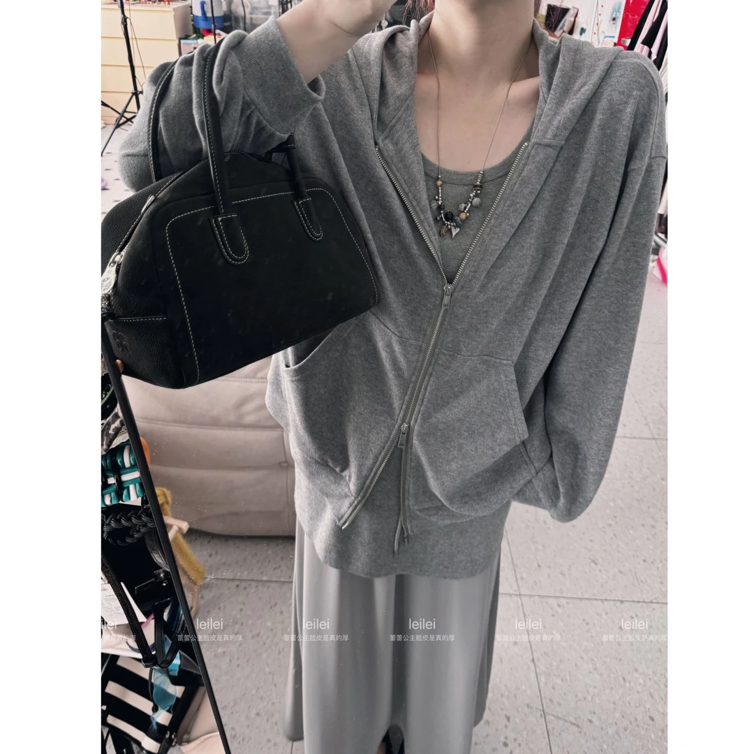 晶咕【王牌私服】软糯连帽拉链外套+宽肩带背心+下摆拼纱高腰半身裙