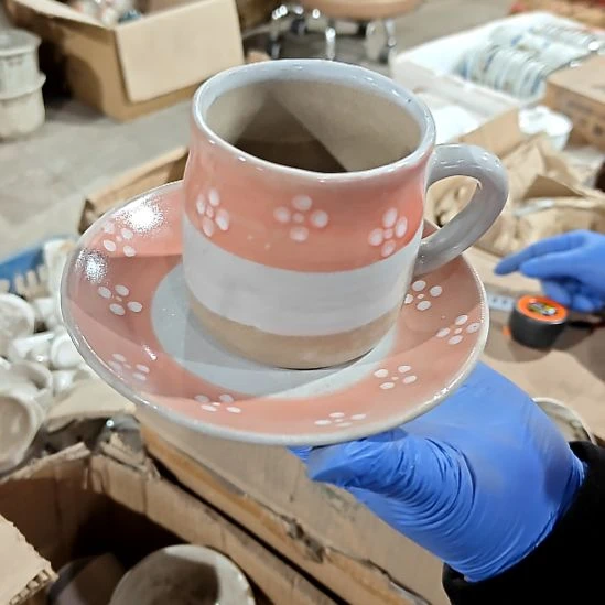 瓷片盘子碗茶壶啥都有