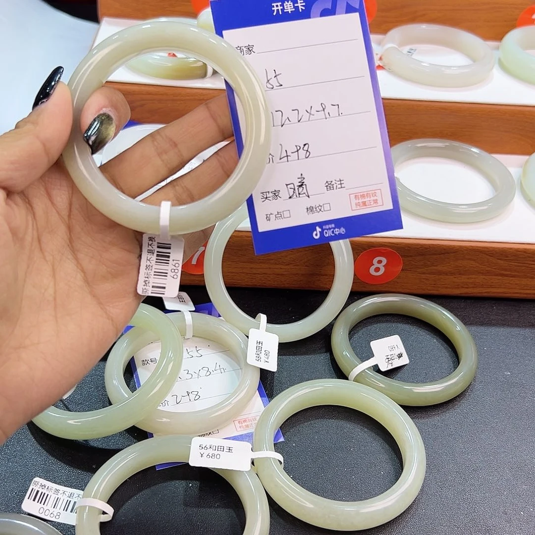 未镶嵌手镯和田玉晴**猪
