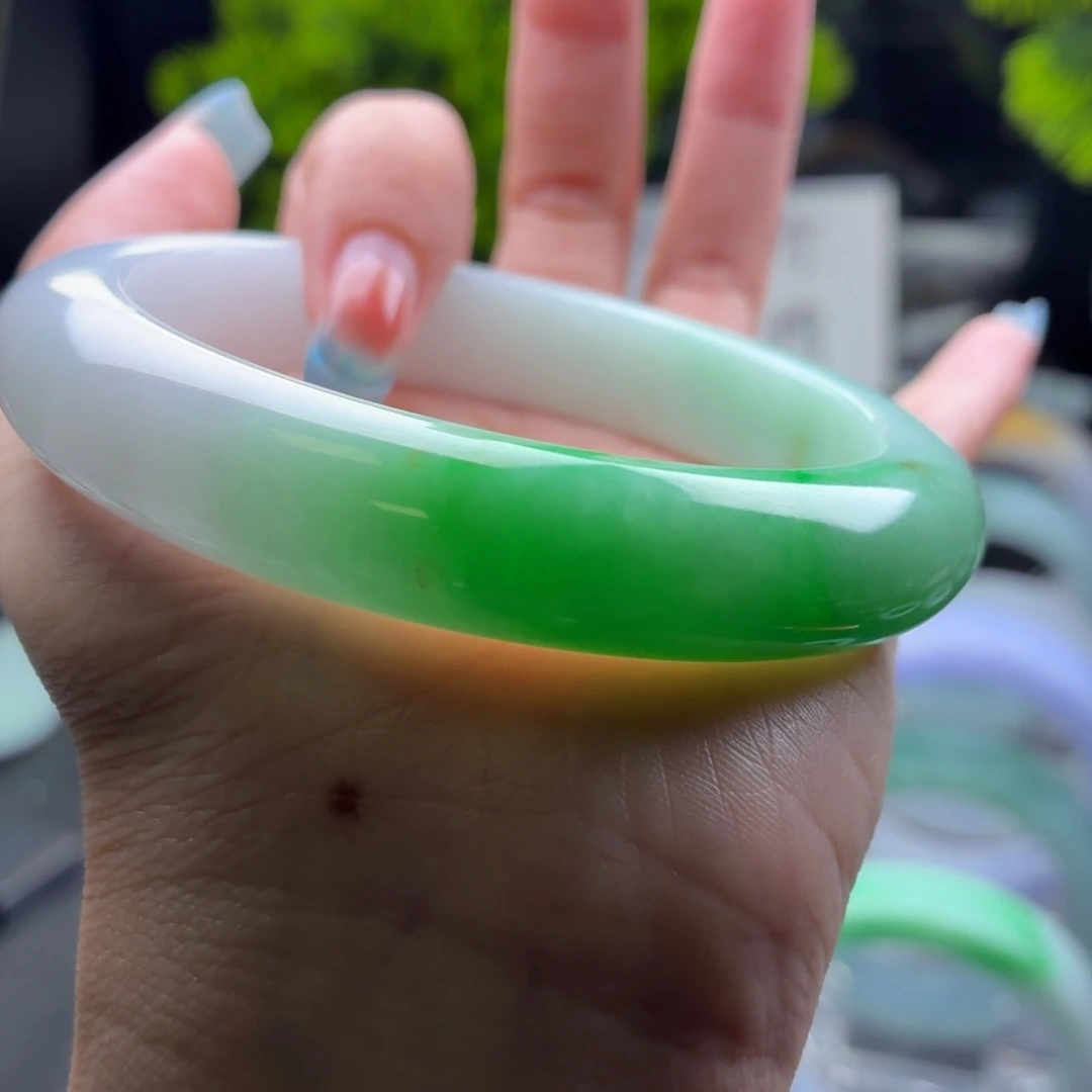 起***盈定制翡翠未镶嵌翡翠