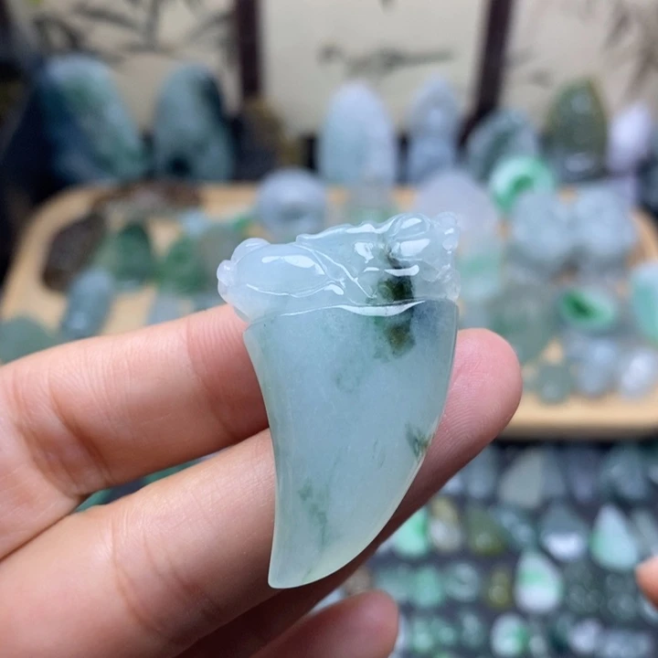 翡翠未镶嵌颈饰龙牙