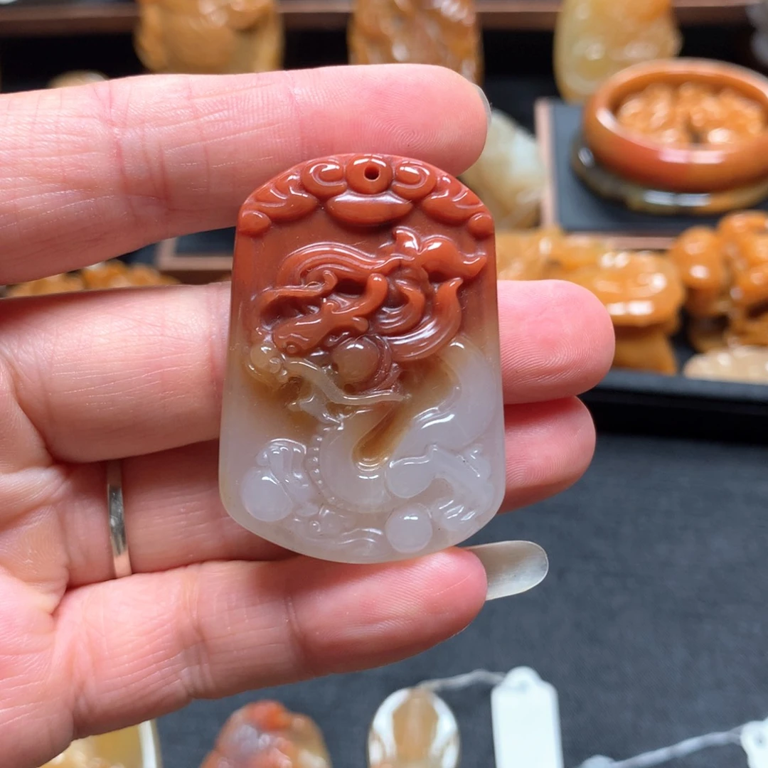 石英质玉（黄龙玉）未镶嵌挂件万**。