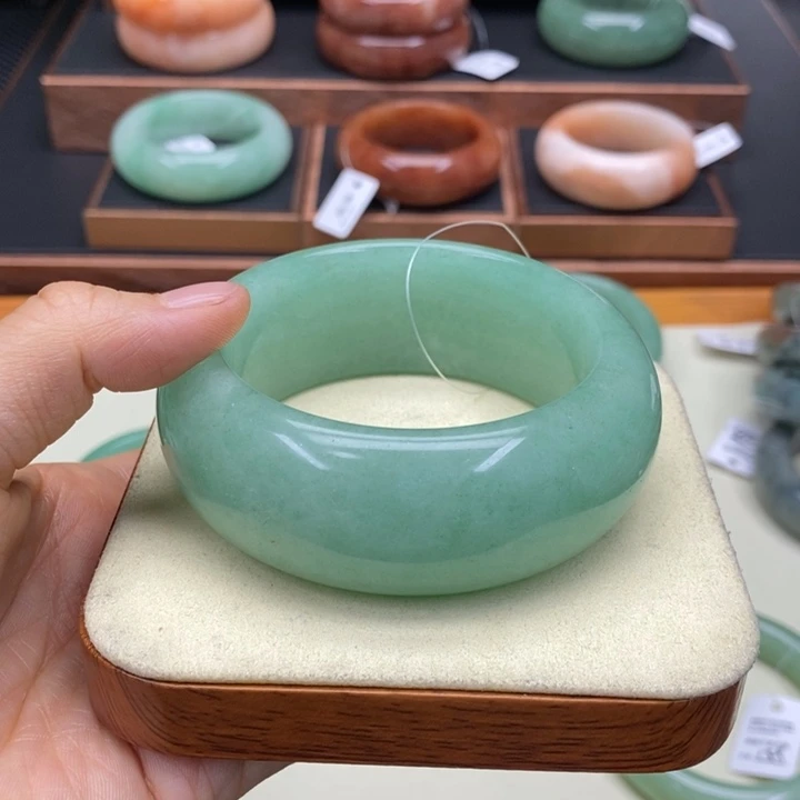 未镶嵌手镯石英质玉