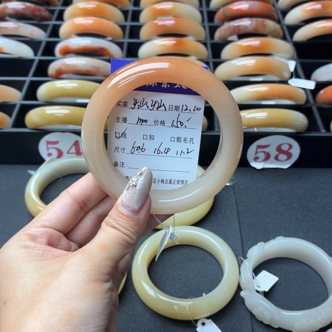 灿***面石英岩玉未镶嵌手镯