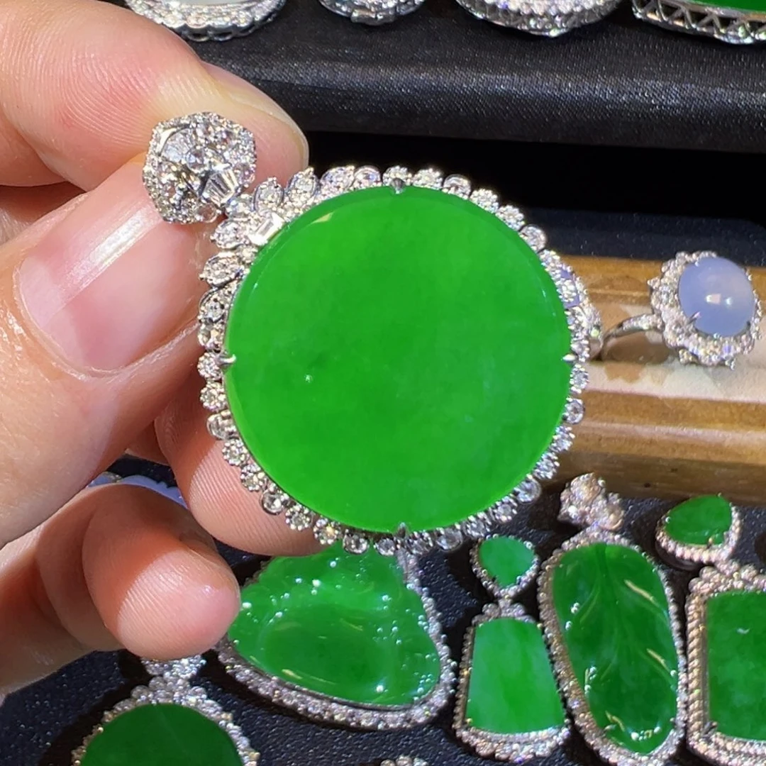 翡翠18K金镶嵌颈饰