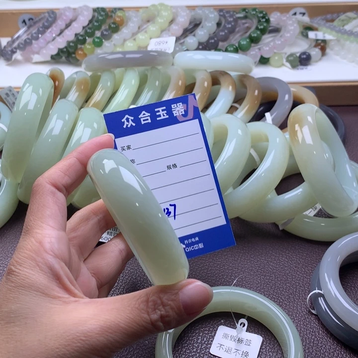 和田玉未镶嵌手镯