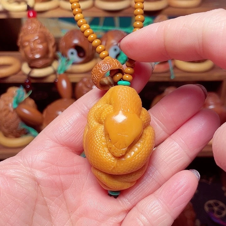 吊坠橄榄核奶黄料子蛇