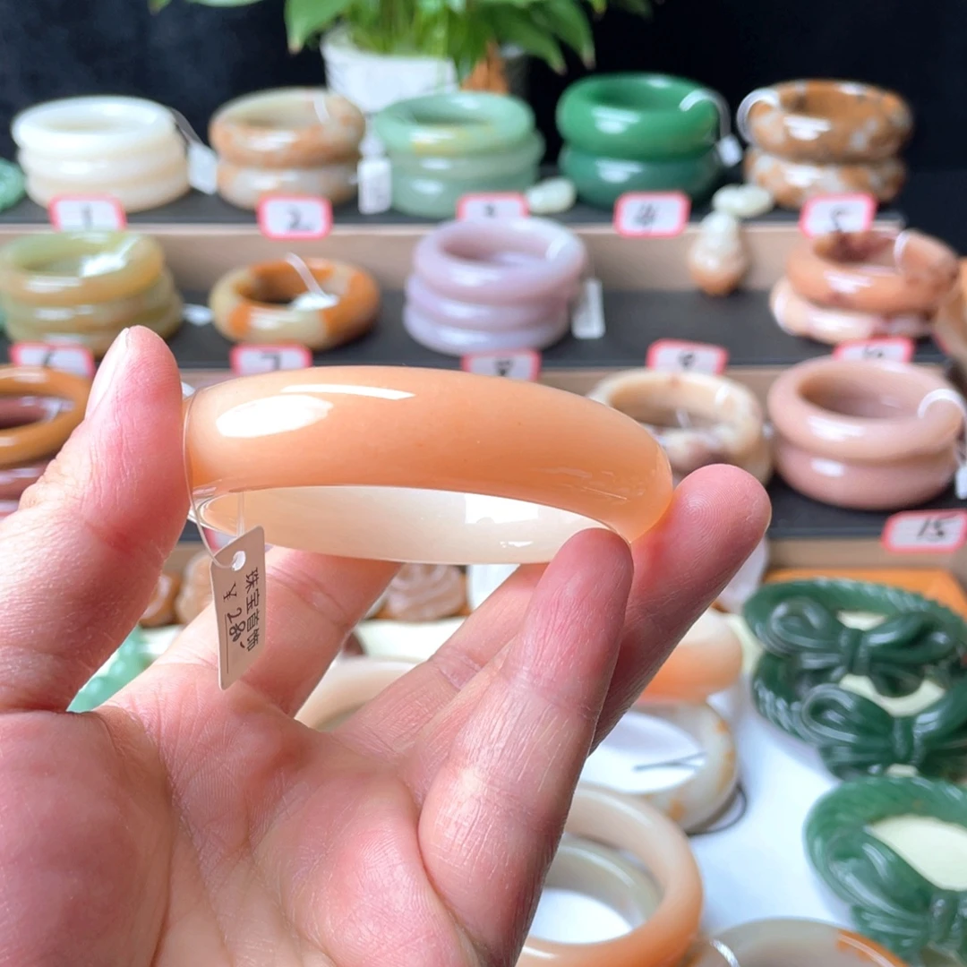 ゛****石英质玉未镶嵌手镯