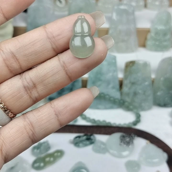 翡翠颈饰未镶嵌天然面料A货葫芦