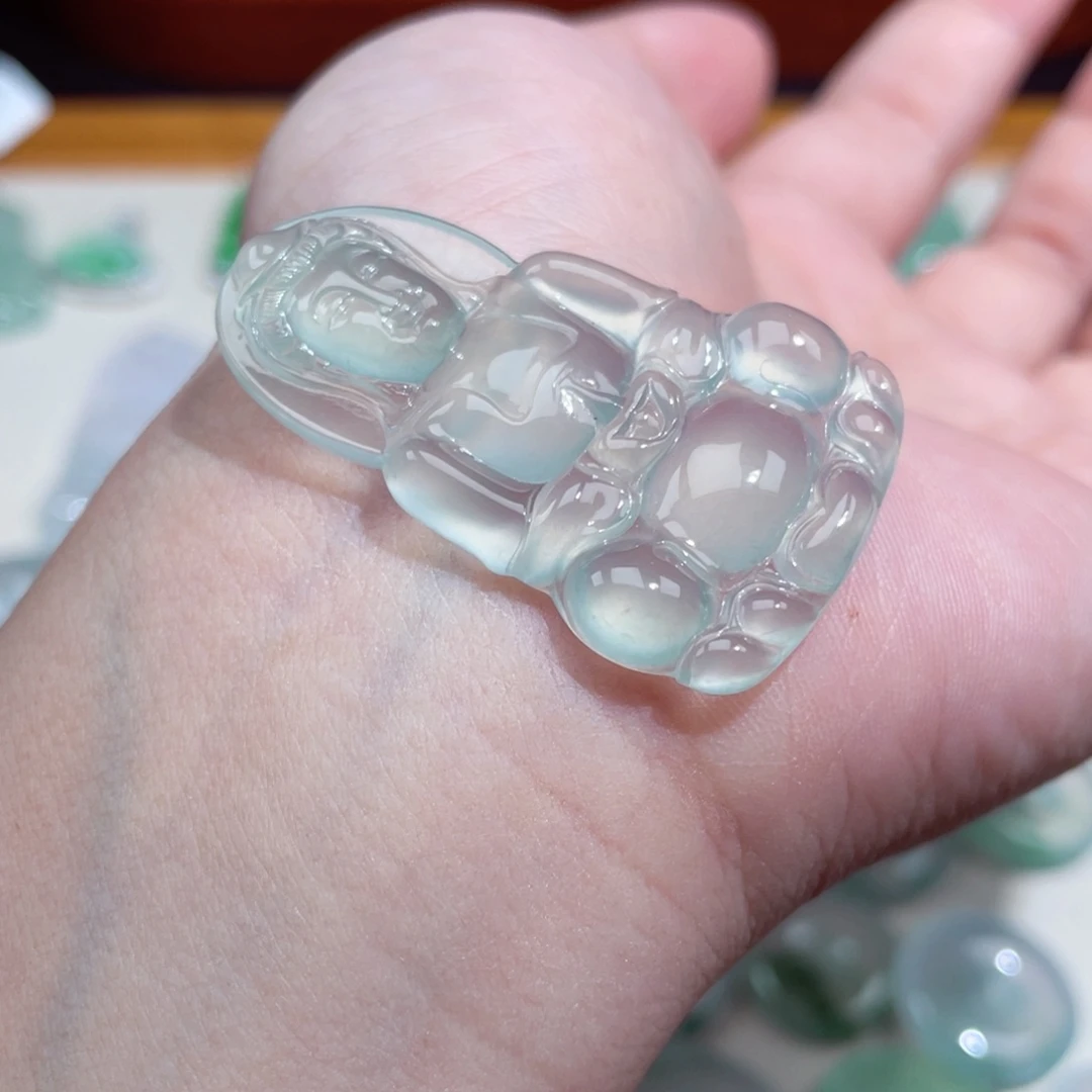 翡翠未镶嵌颈饰观音