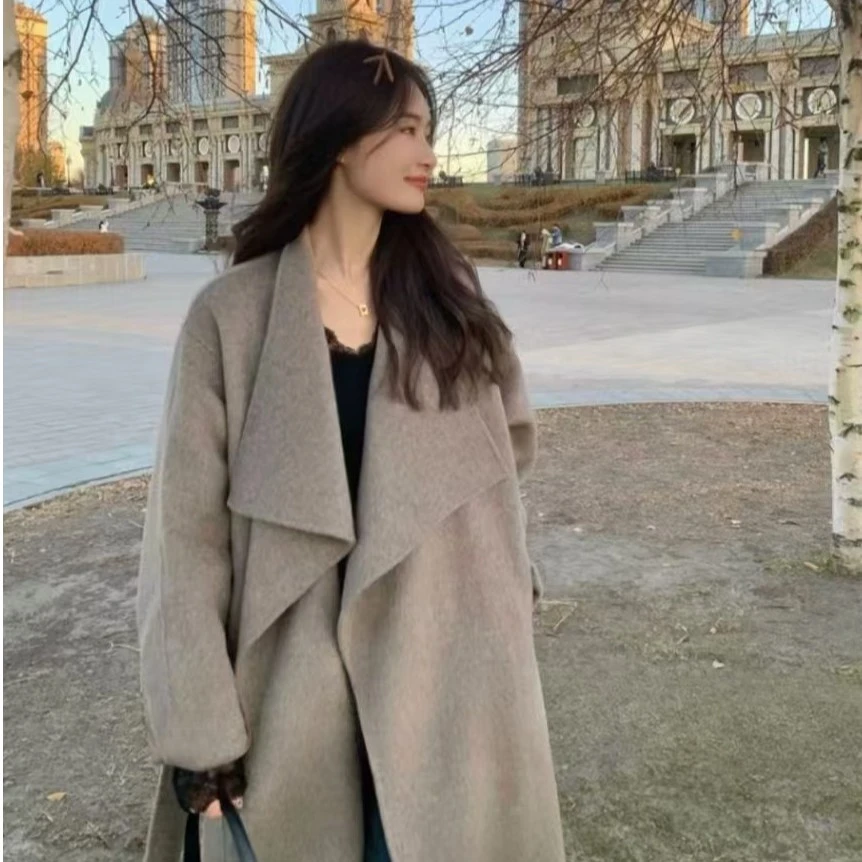 灰色高级定制大衣