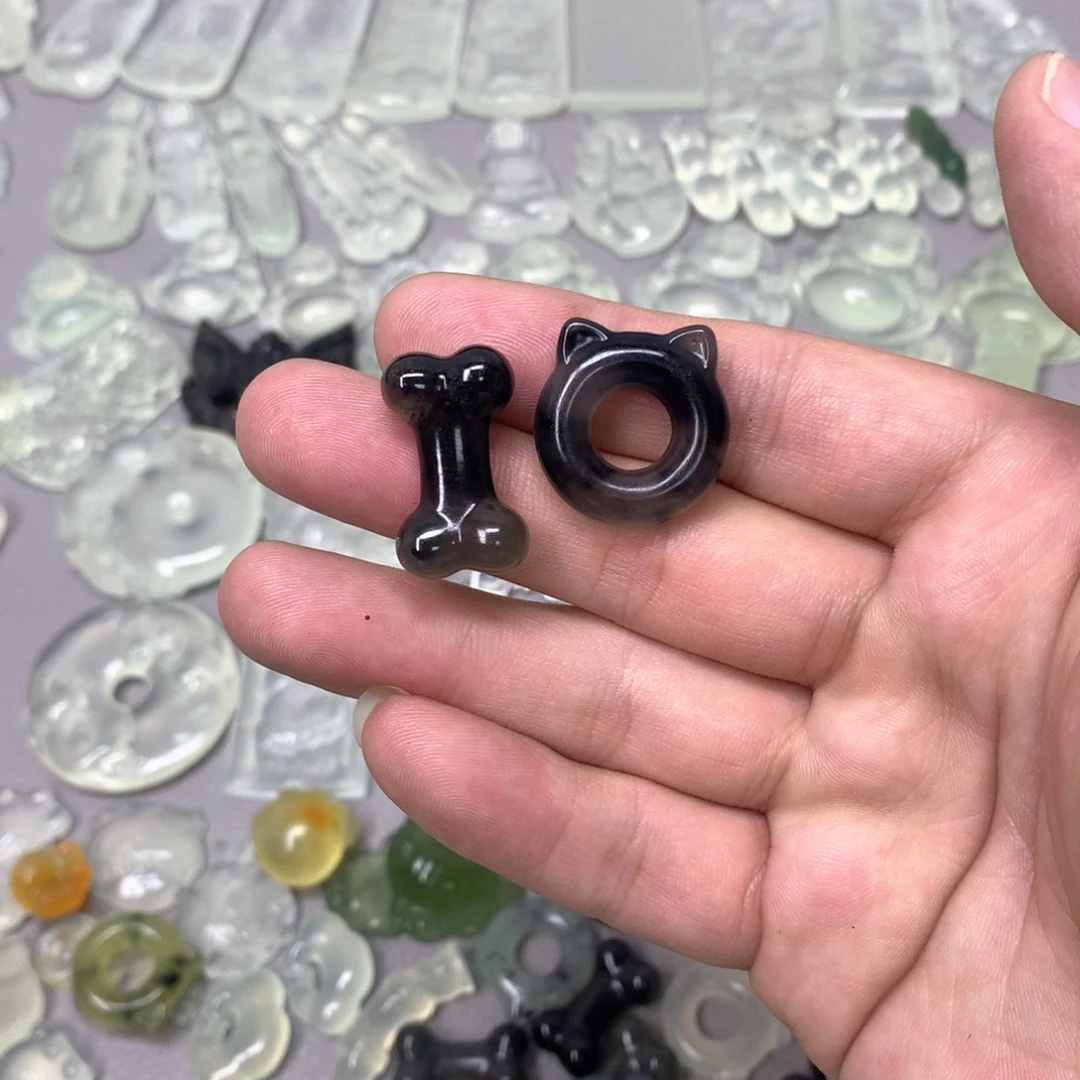 蛇纹石玉颈饰未镶嵌一**马