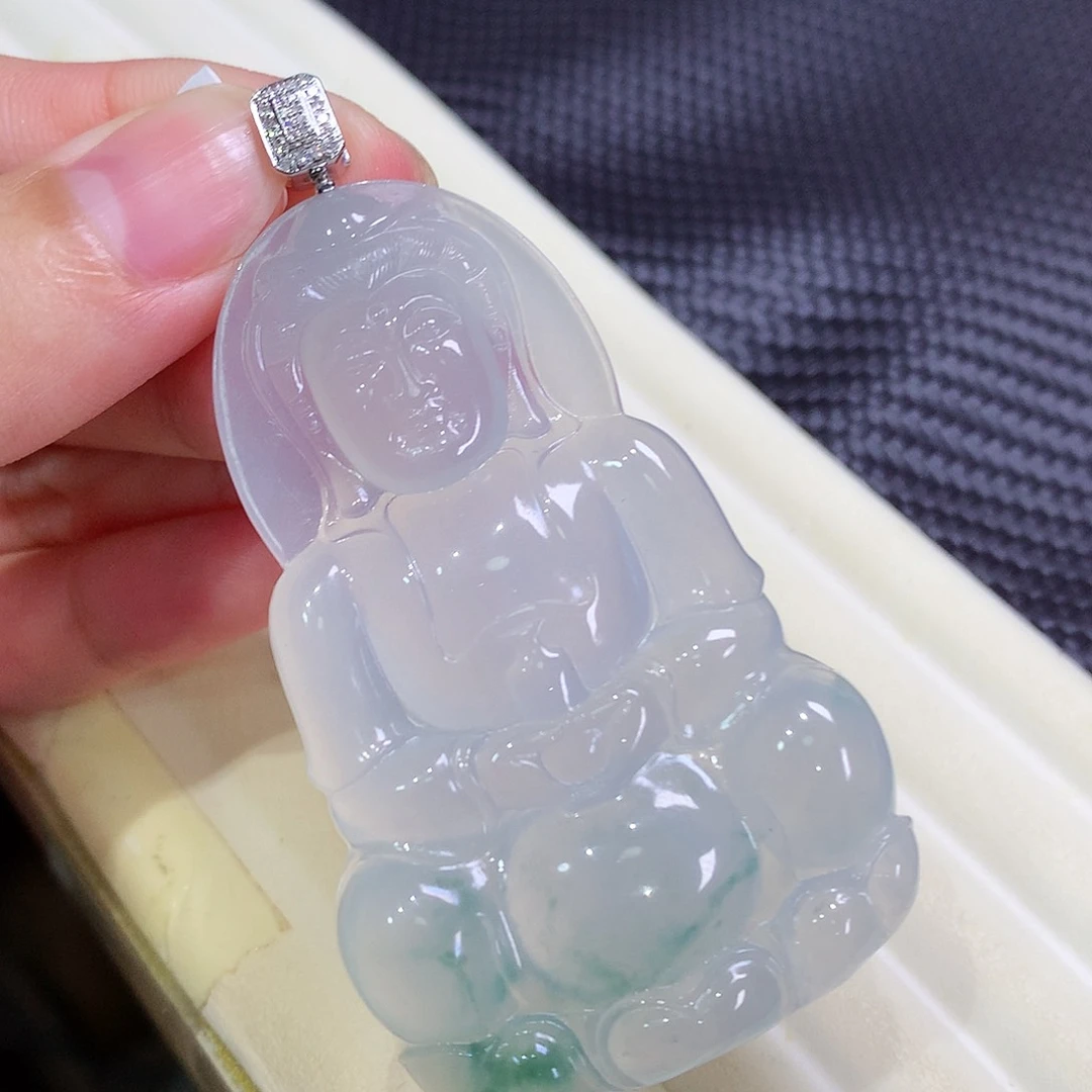 翡翠18K金镶嵌颈饰观音