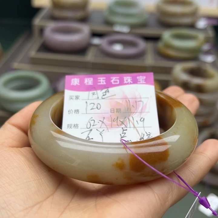 ꮤ****石英质玉未镶嵌手镯
