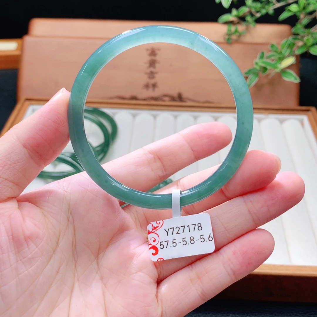 翡翠未镶嵌手镯（圆镯）