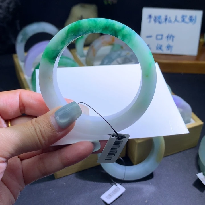 定制翡翠未镶嵌翡翠手镯