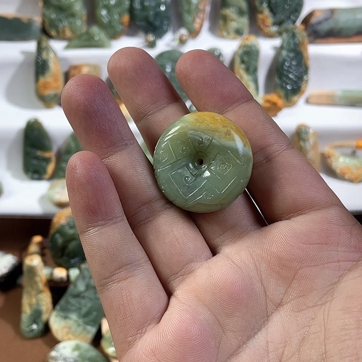 细***芬颈饰未镶嵌岫岩老玉(透闪石质玉)