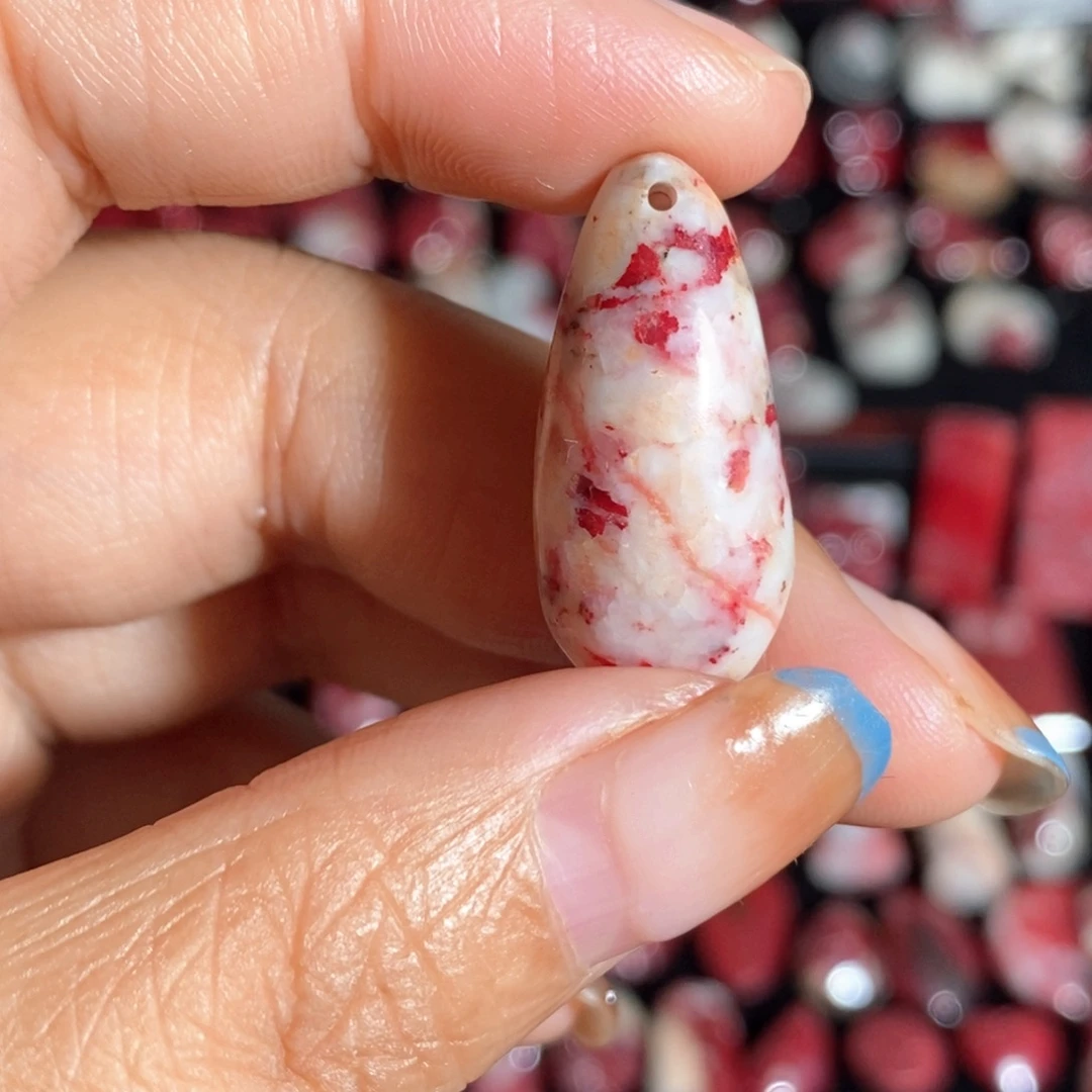 天然辰砂天然朱砂原石随形吊坠